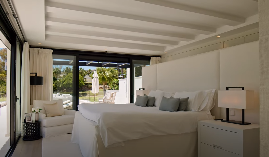 Esta villa es el equilibrio perfecto entre un estilo de vida tranquilo y la proximidad a la vibrante vida social de Marbella