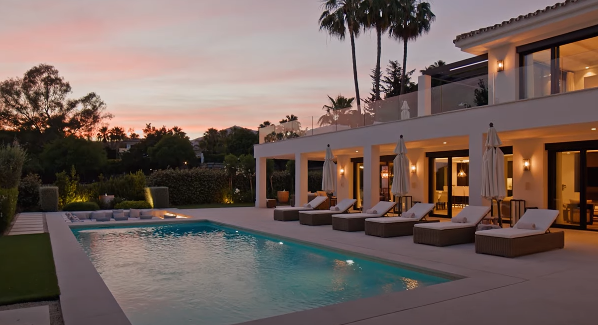 Deze villa is de perfecte balans tussen een rustige levensstijl en de nabijheid van het bruisende sociale leven van Marbella