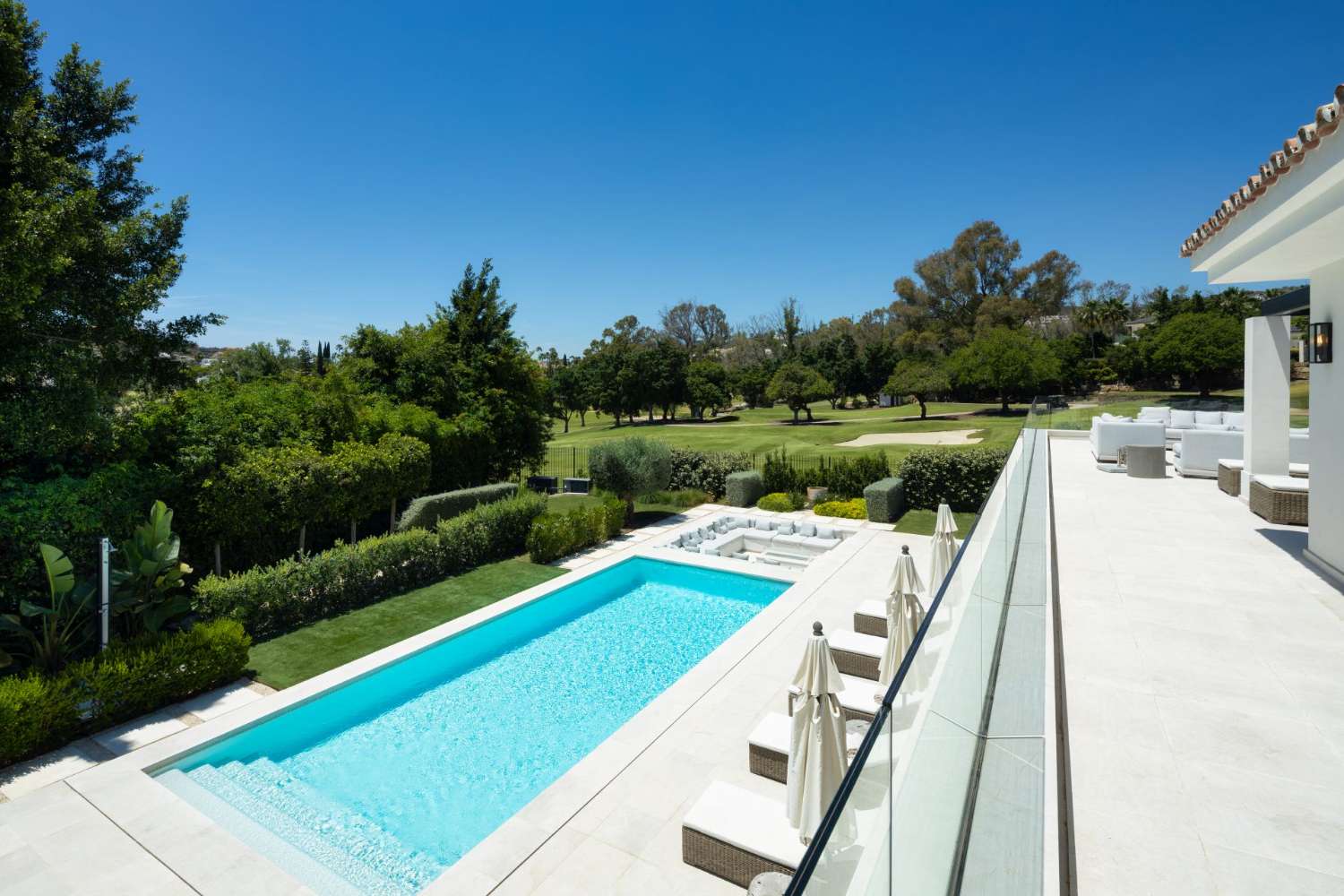 Cette villa est l’équilibre parfait entre un style de vie tranquille et la proximité de la vie sociale animée de Marbella