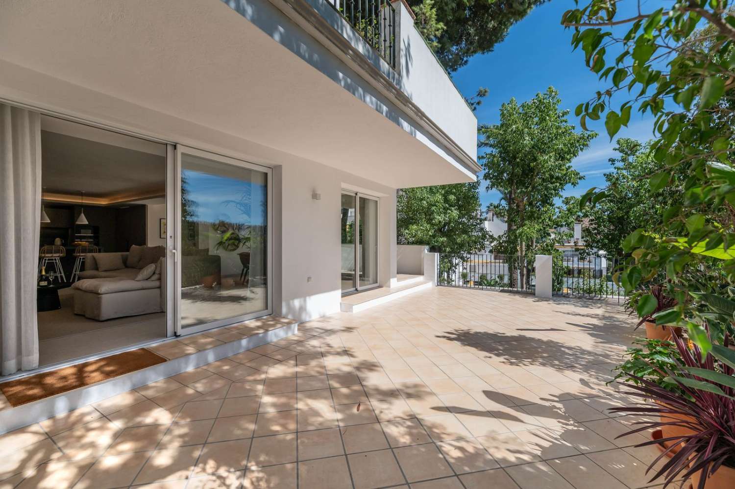 Squisito appartamento luminoso con finiture eccezionali e un ampio giardino privato, Atalaya, Estepona