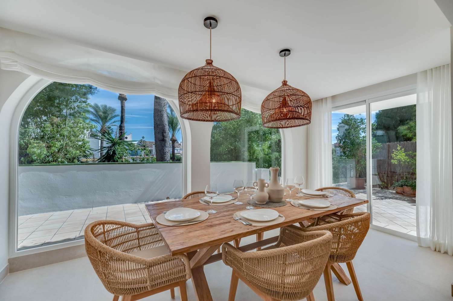 Exquisite bright apartment with exceptional finishes and a large private garden, Atalaya, Estepona