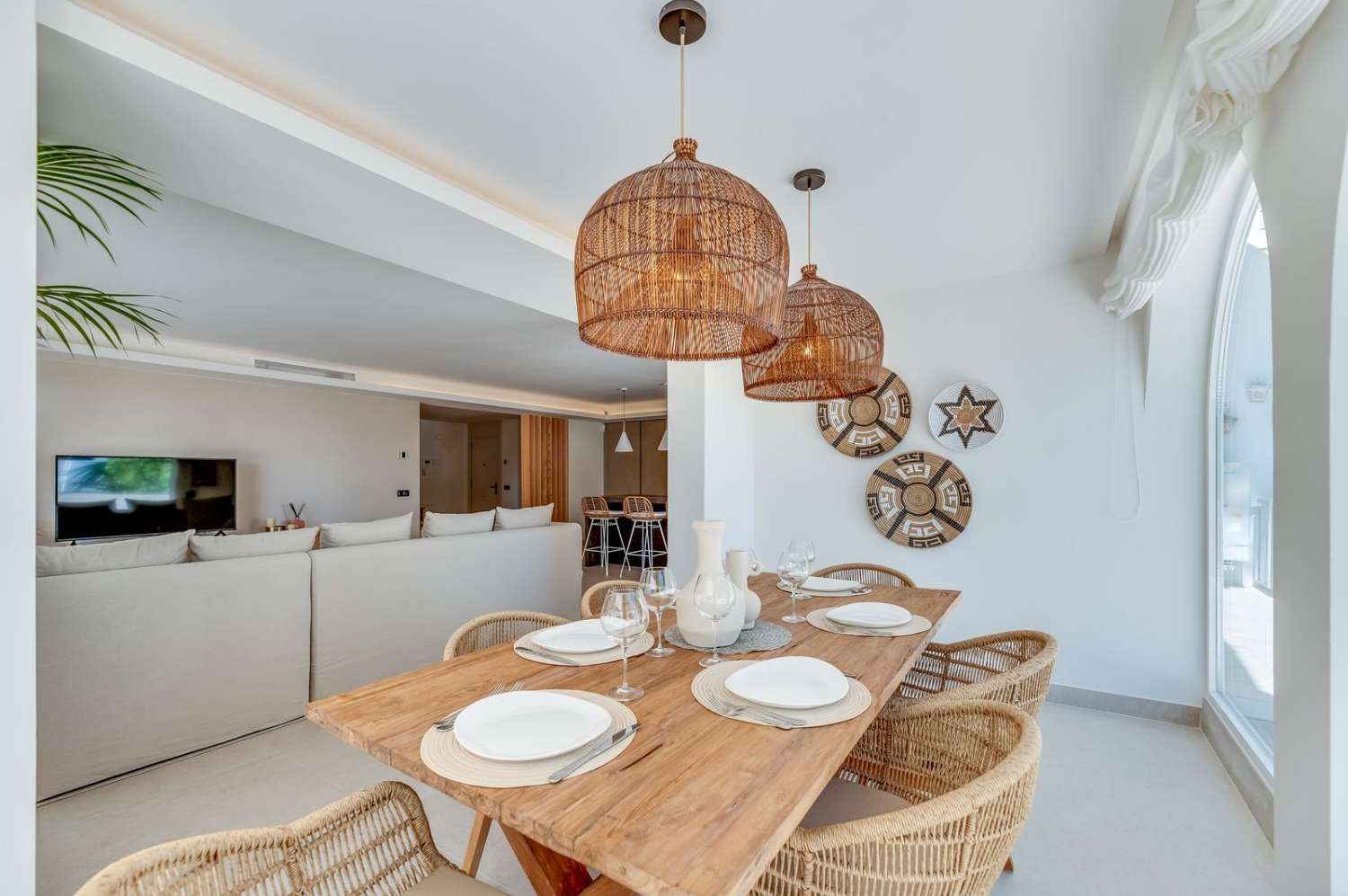 Exquisito apartamento luminoso con acabados excepcionales y un gran jardín privado, Atalaya, Estepona