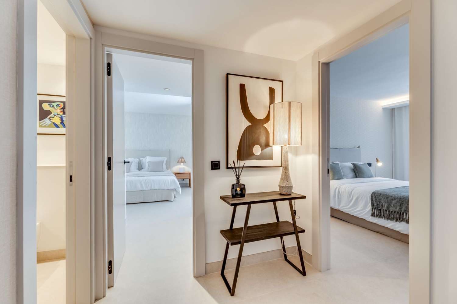 Prachtig licht appartement met uitzonderlijke afwerking en een grote privétuin, Atalaya, Estepona