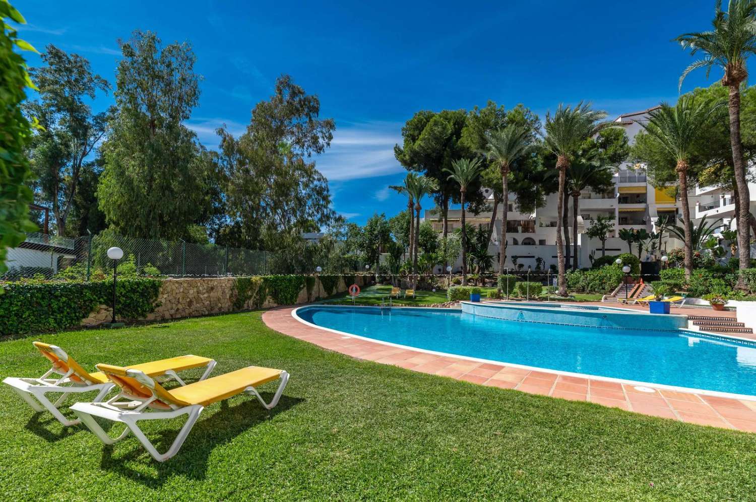 Utsökt ljus lägenhet med exceptionell finish och en stor privat trädgård, Atalaya, Estepona