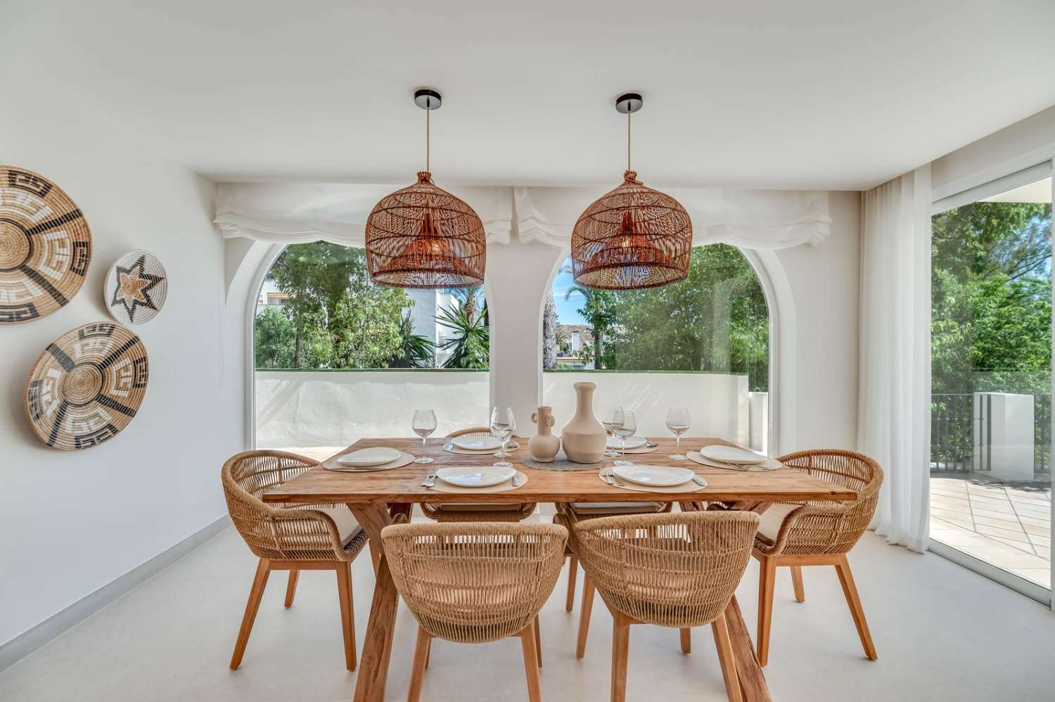 Exquisite helle Wohnung mit außergewöhnlichen Oberflächen und einem großen privaten Garten, Atalaya, Estepona