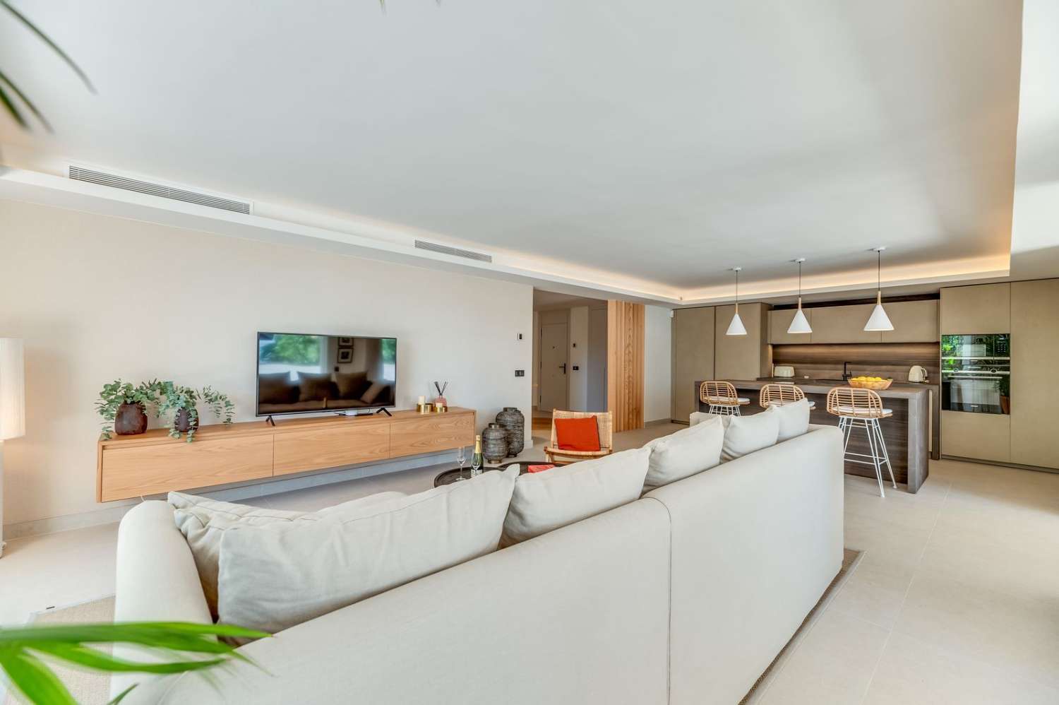 Appartement lumineux exquis avec des finitions exceptionnelles et un grand jardin privé, Atalaya, Estepona