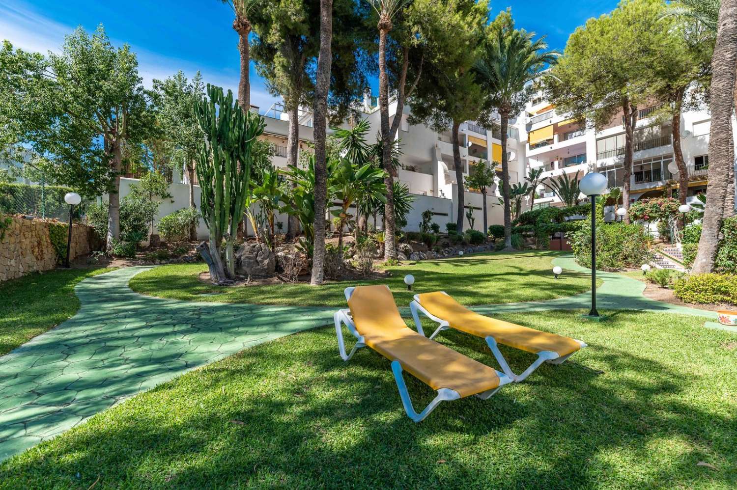 Exquisite bright apartment with exceptional finishes and a large private garden, Atalaya, Estepona