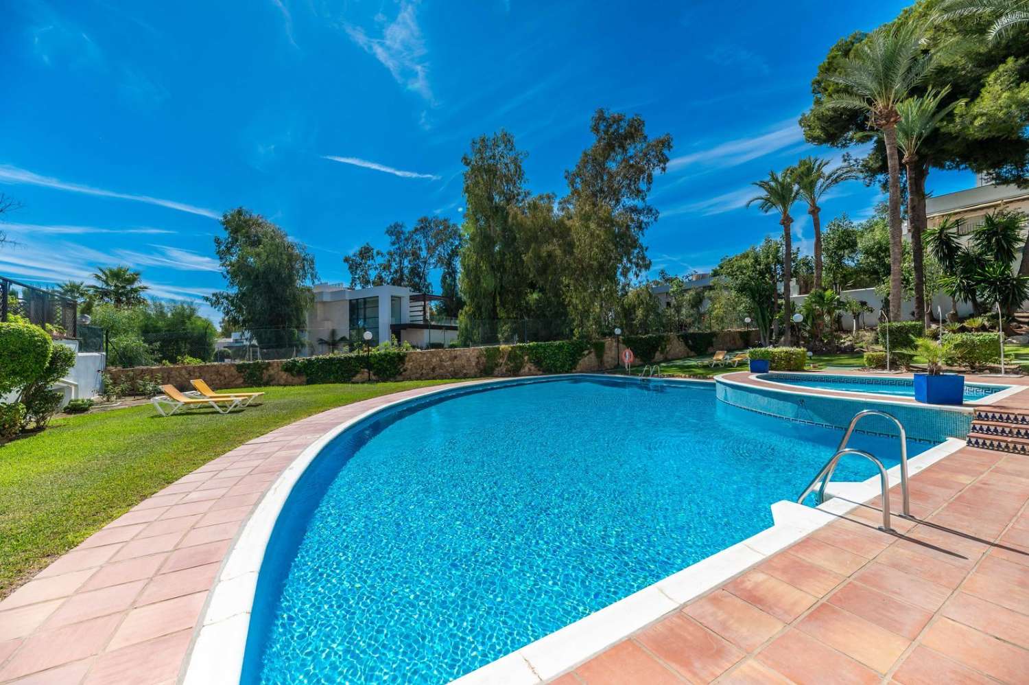 Squisito appartamento luminoso con finiture eccezionali e un ampio giardino privato, Atalaya, Estepona