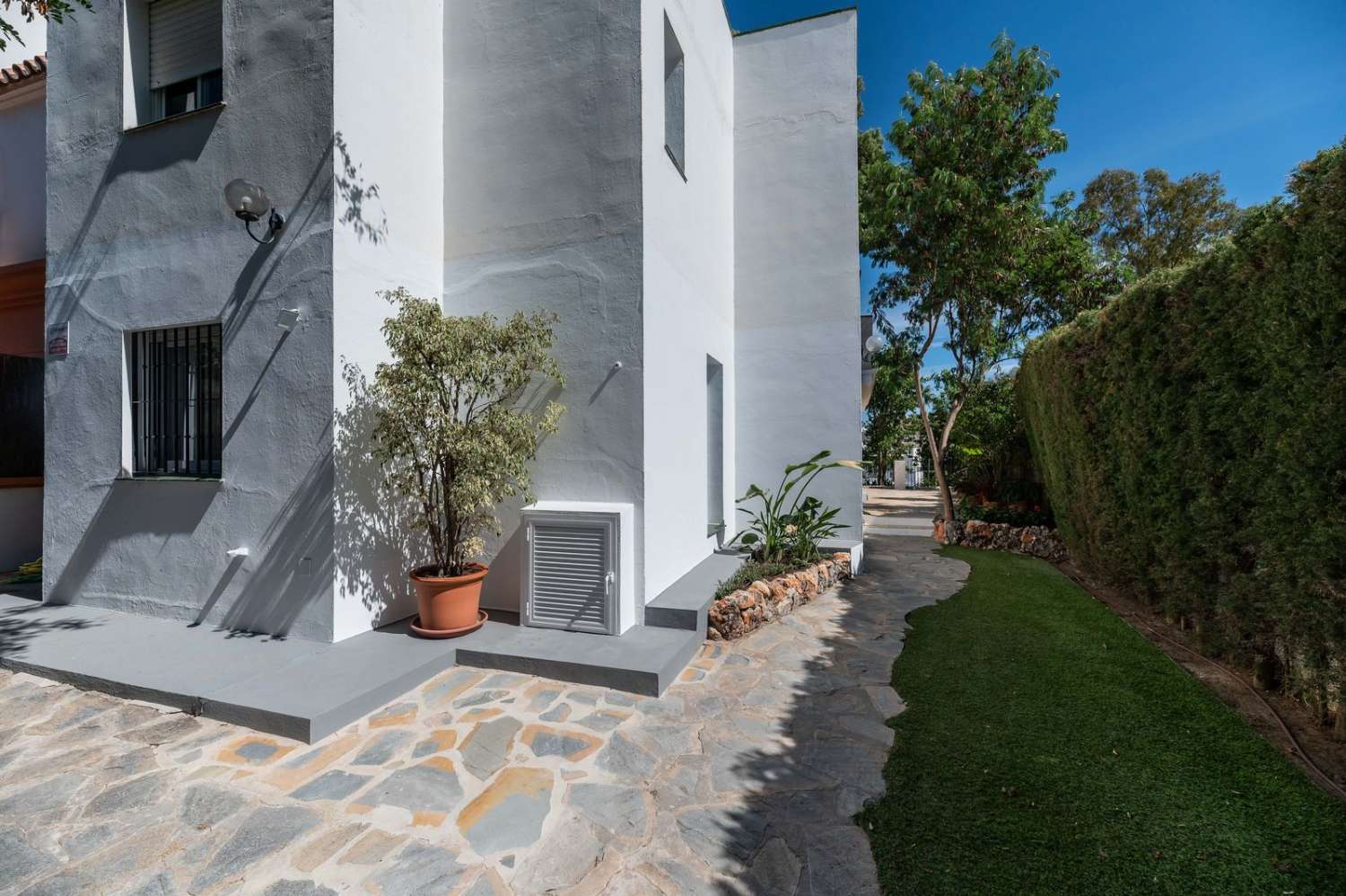 Squisito appartamento luminoso con finiture eccezionali e un ampio giardino privato, Atalaya, Estepona