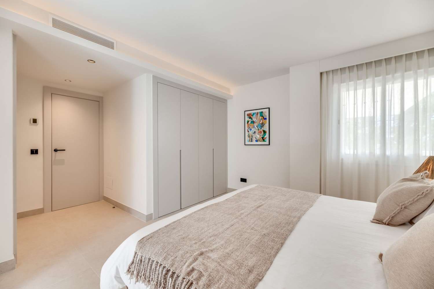 Exquisito apartamento luminoso con acabados excepcionales y un gran jardín privado, Atalaya, Estepona