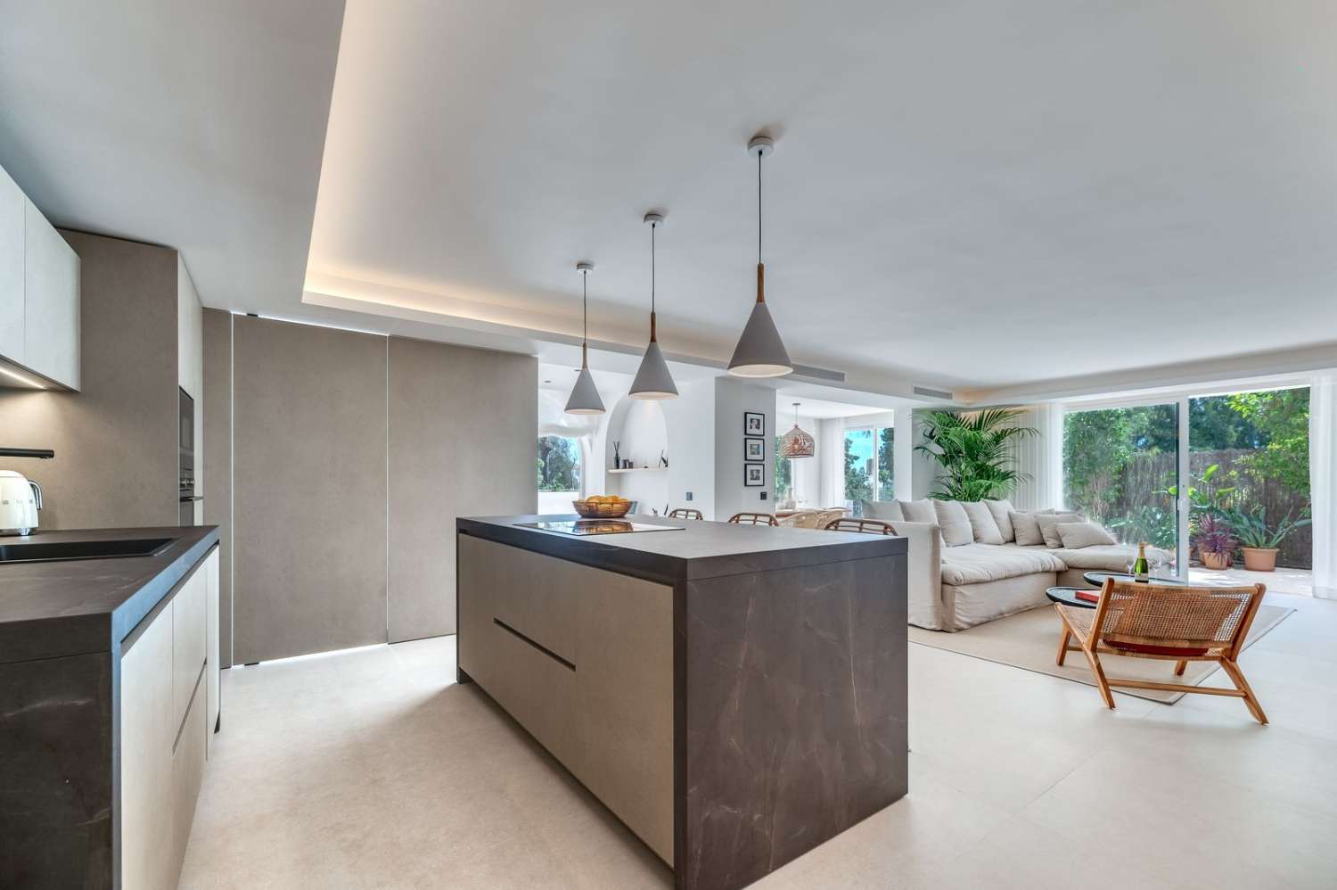 Prachtig licht appartement met uitzonderlijke afwerking en een grote privétuin, Atalaya, Estepona