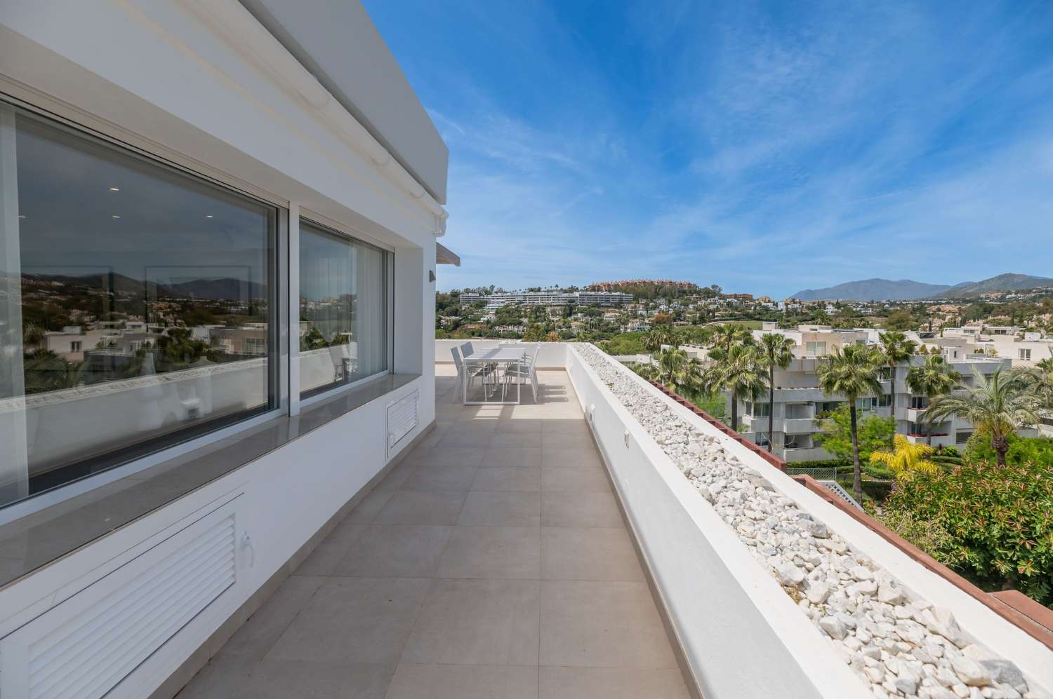 Immaculately presented penthouse with 360º views in the renowned golf valley, Nueva Andalucía