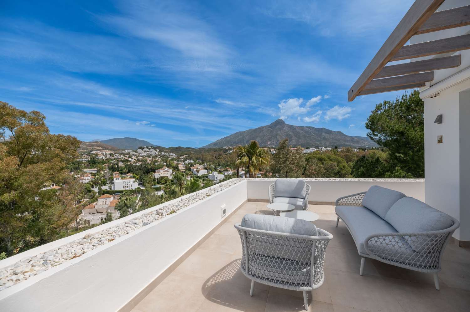 Immaculately presented penthouse with 360º views in the renowned golf valley, Nueva Andalucía