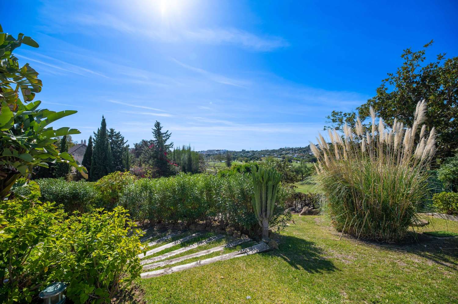 Immaculately presented penthouse with 360º views in the renowned golf valley, Nueva Andalucía