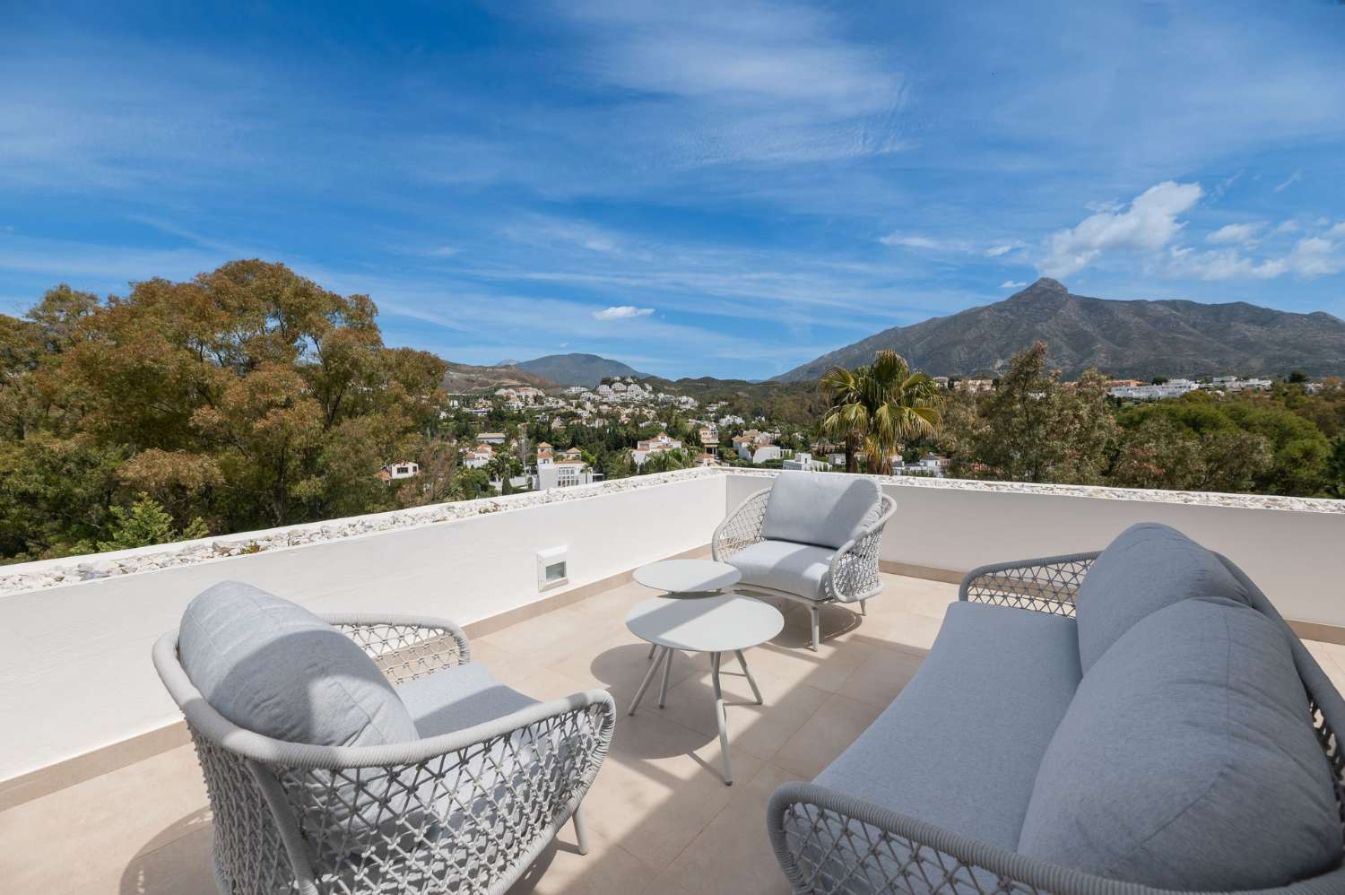 Immaculately presented penthouse with 360º views in the renowned golf valley, Nueva Andalucía