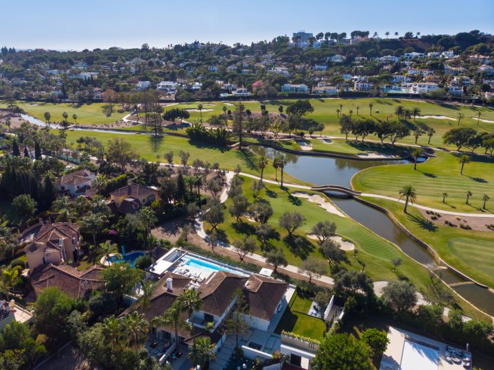 Se trata de una espectacular Villa que combina moderna y elegante diseño con una ubicación privilegiada en primera línea con vistas al prestigioso campo de