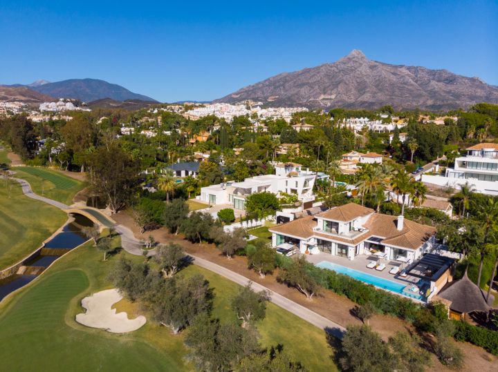 Se trata de una espectacular Villa que combina moderna y elegante diseño con una ubicación privilegiada en primera línea con vistas al prestigioso campo de