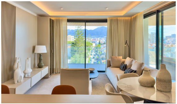 Luxe residenties met modern design, harmonieus geïntegreerd in hun omgeving in Fuengirola, Malaga