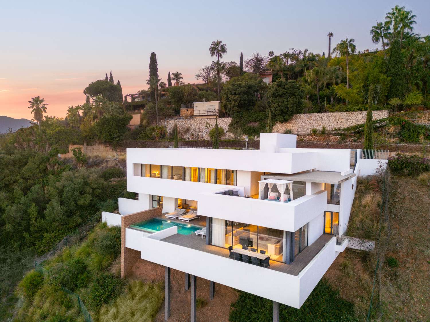 Il s’agit d’une villa moderne spectaculaire avec un emplacement privilégié dans la communauté fermée de La Quinta