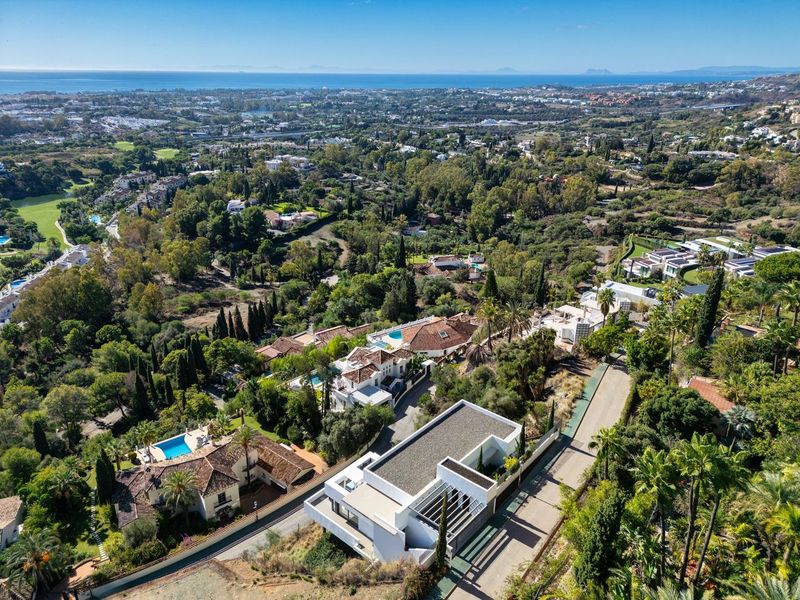 Il s’agit d’une villa moderne spectaculaire avec un emplacement privilégié dans la communauté fermée de La Quinta