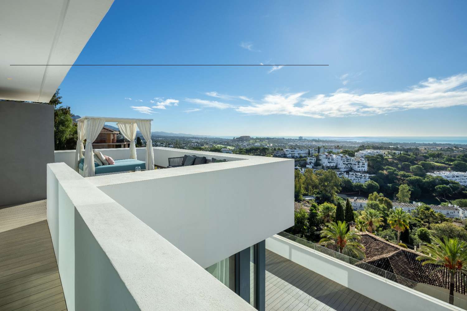 Il s’agit d’une villa moderne spectaculaire avec un emplacement privilégié dans la communauté fermée de La Quinta